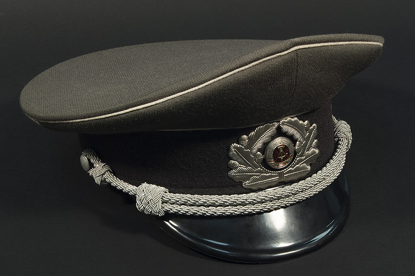 Militaria: Gorra de Plato de Oficial de Infantería de la NVA en la DDR